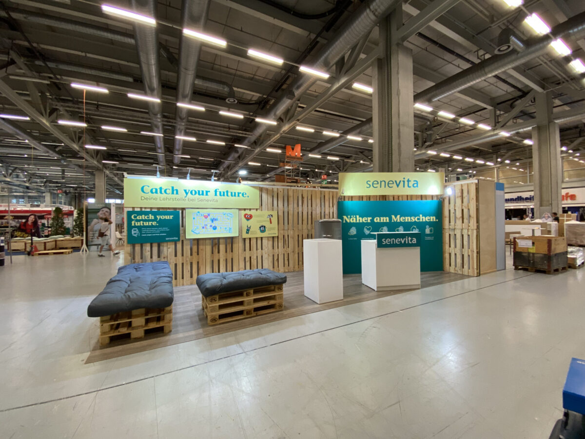 Messebauer Messestand Holzdesign Kunde Senevita